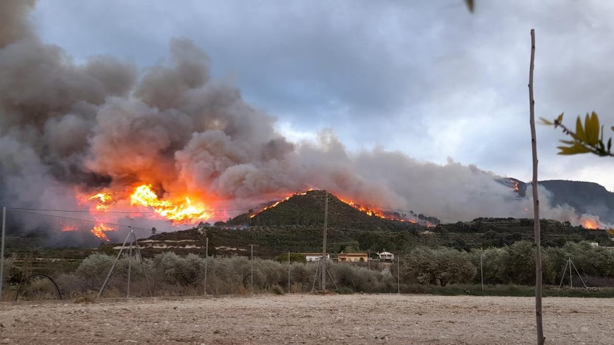 El viento complica la extinción del incendio de Terrateig y evacúan el municipio por la cercanía de las llamas