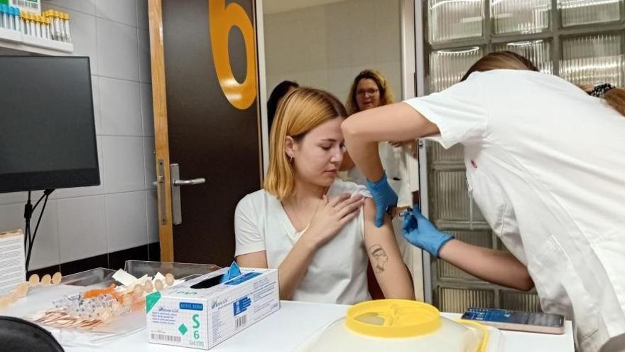 Unos 400 estudiantes de titulaciones sanitarias en prácticas se vacunan frente a la gripe en el Hospital Clínico, en una imagen de archivo.