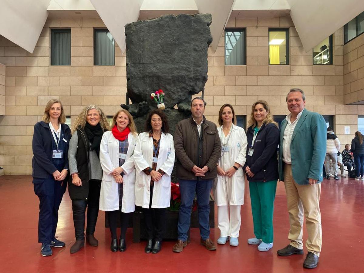 Representantes de la hermandad del Vía Crucis, que cede dos pisos a familiares y pacientes del hospital Reina Sofía, para su recuperación.s y familiares del hospital.