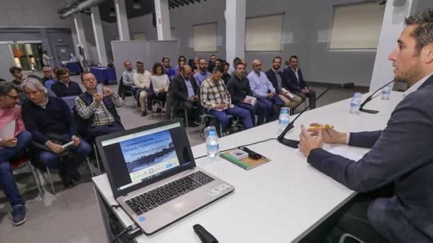 Ponentes y asistentes a la jornada sobre eficiencia energética organizada por FEDAC en Alcoy.