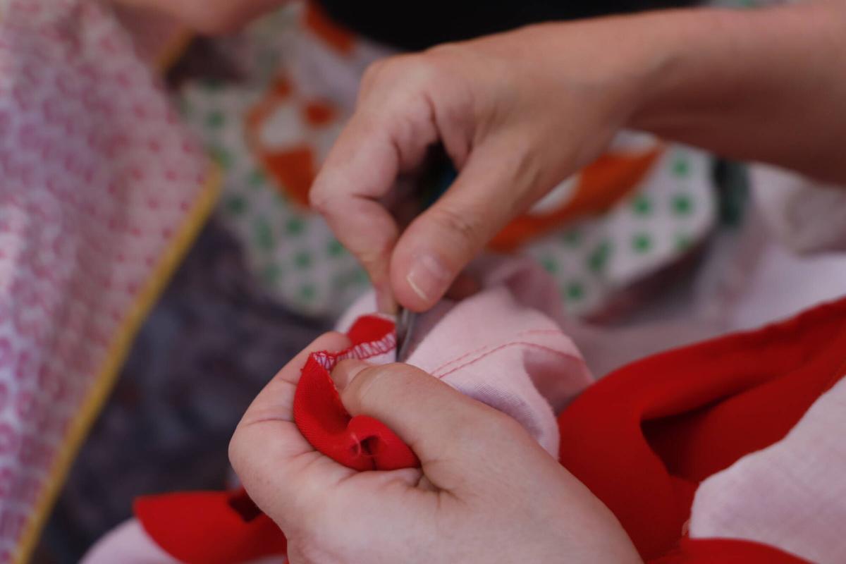 Una costurera en el taller de costura de las Adoratrices, instalado en El Arenal.