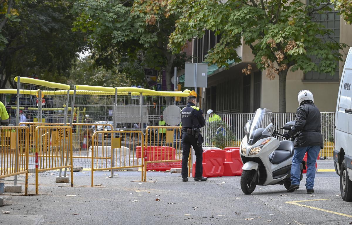 Un agente de la Urbana obliga a una moto a retroceder tras saltarse la obligación de girar en Pau Claris