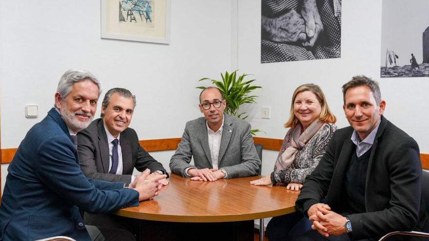Un momento de la reunión del conseller de Educación, Antoni Vera, con el presidente Óscar Portas. | CIF