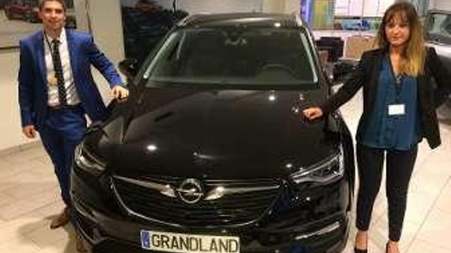 Directivos de Opel junto al Grandland X.