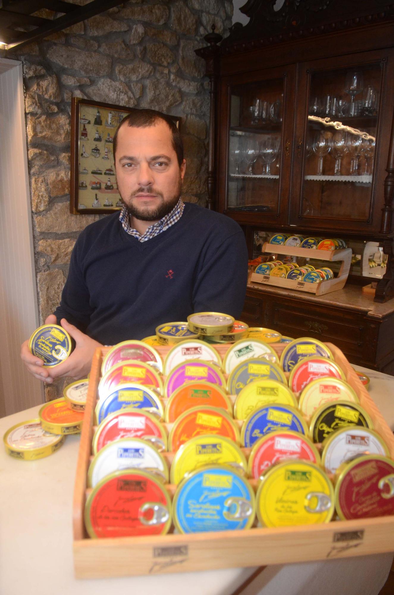 Jesús Lorenzo Paz con algunos de los productos de la marca.