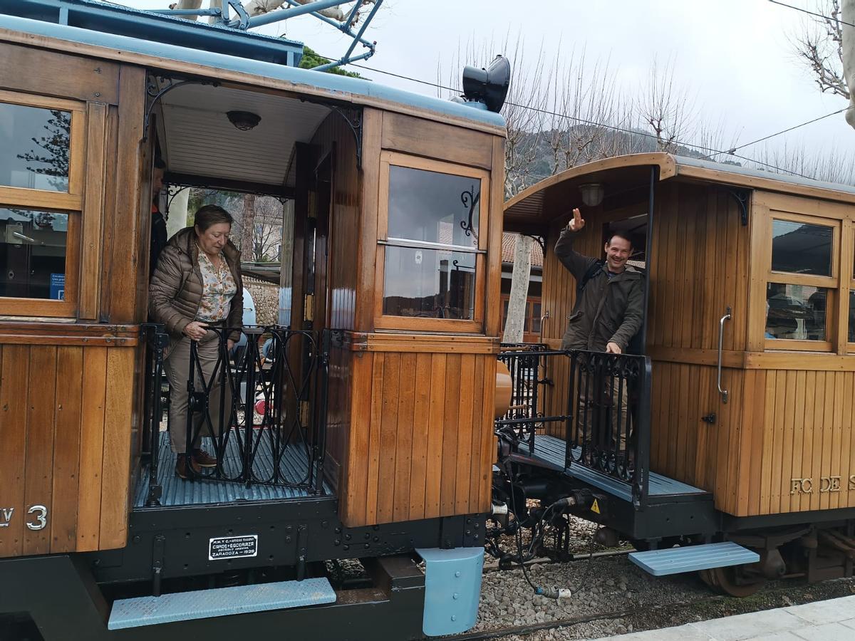 Los primeros pasajeros del Tren de Sóller tras reanudar su servicio.
