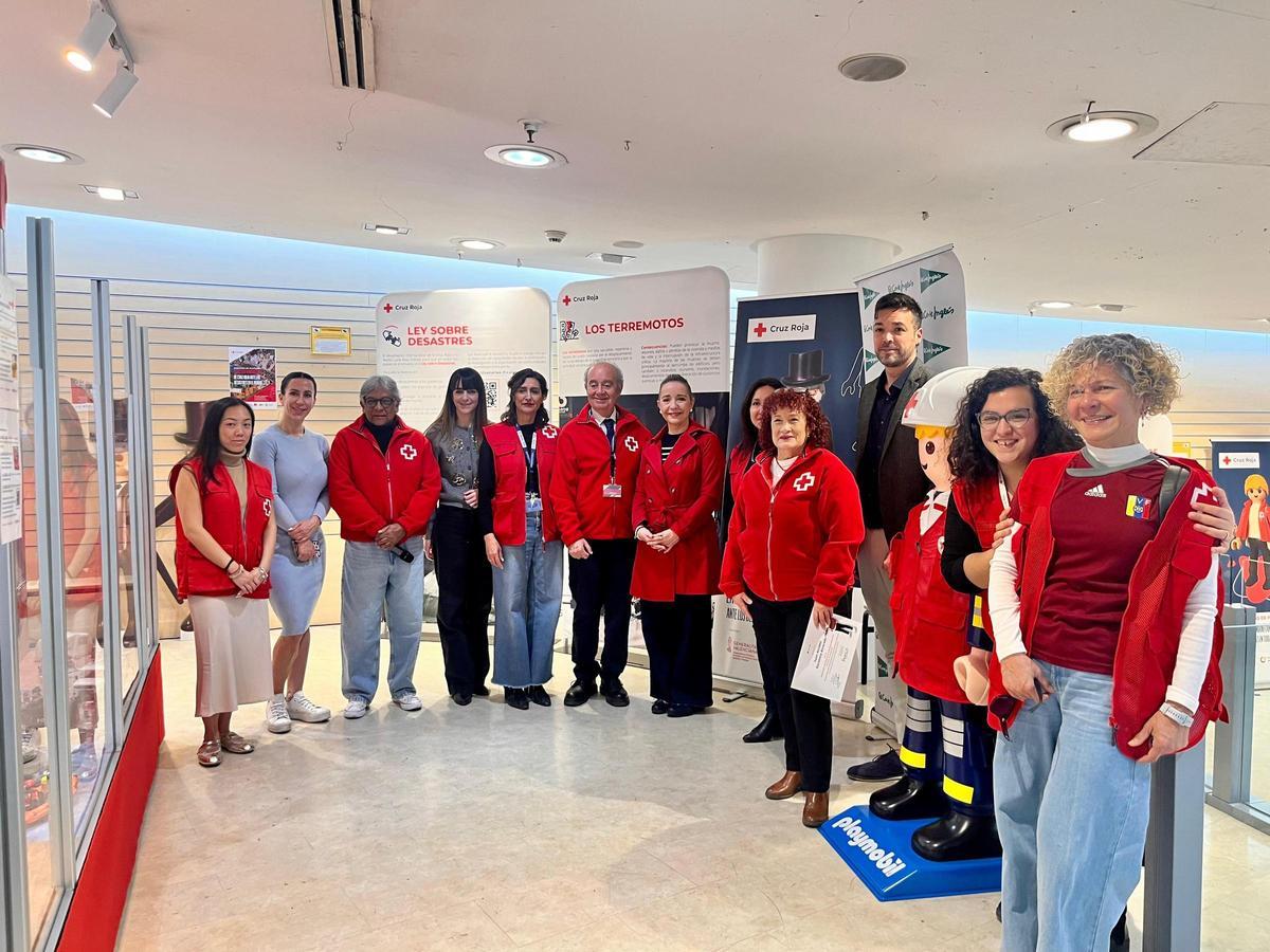 Voluntariado de Cruz Roja junto a Jésica y Rosa Pérez, de Neumáticos Soledad; y José Navarro, representante de Cultura de El Corte Inglés.