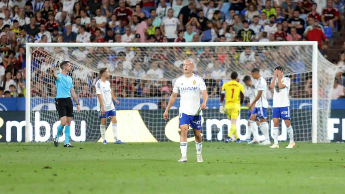 Mollejo, en primer plano, y el resto de jugadores zaragocistas se lamentan tras el gol de Jair en propia puerta.