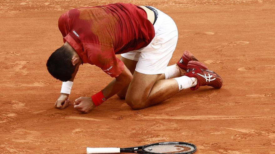 Djokovic se retira de Roland Garros por un desgarro en el menisco