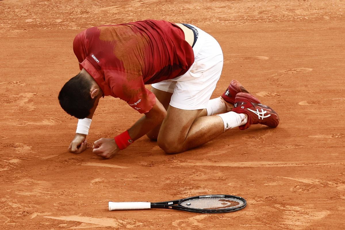 Djokovic se retira de Roland Garros por su lesión de rodilla.