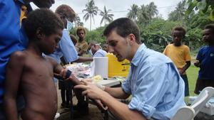 Oriol Mitjà, investigador del ISGlobal de Barcelona, en la isla de Lihir, en Papúa-Nueva Guinea.