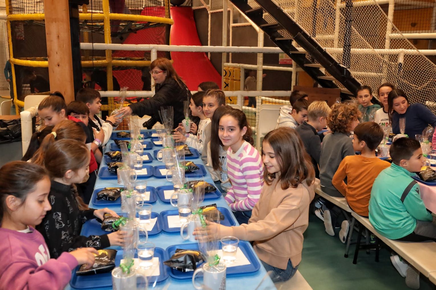 Tradicional merienda de la reina infantil de la Magdalena con su corte