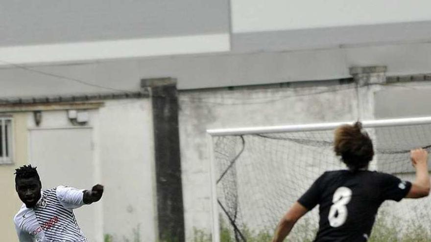 Beto golpea un balón en el amistoso ante el San Sebastián de los Reyes.