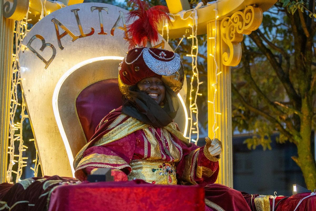 Los Reyes Magos recorren las calles de Santiago