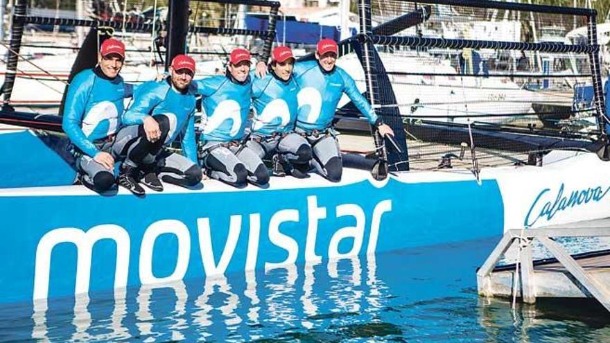 La tripulación posa a 
bordo del catamarán 
de 32 pies de eslora.