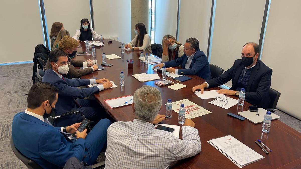 Los miembros del jurado de los Premios Empresario de Badajoz 2021, reunido esta mañana.