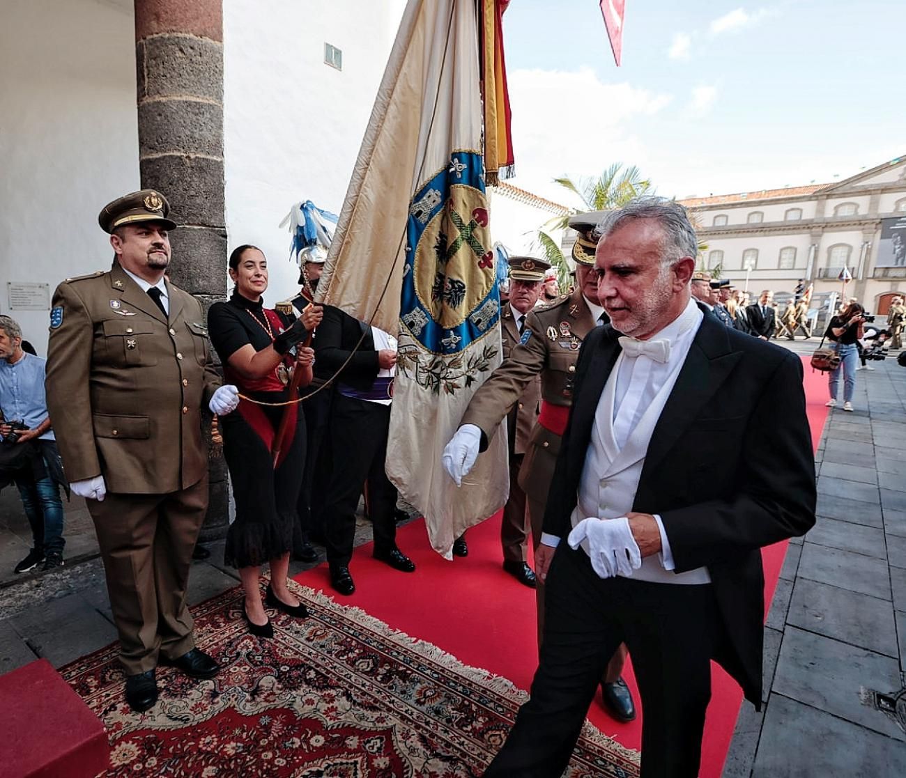 Traslado del pendón de Santa Cruz y misa del 3 de mayo