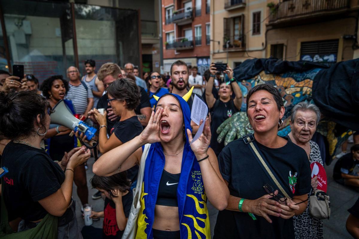 Un funeral por la cultura popular sustituye la masiva cercavila de las fiestas de Gràcia 2024