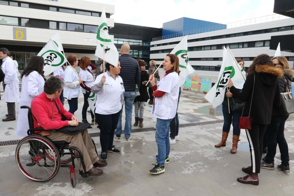 Manifestación a las puertas del hopsital de Ibiza