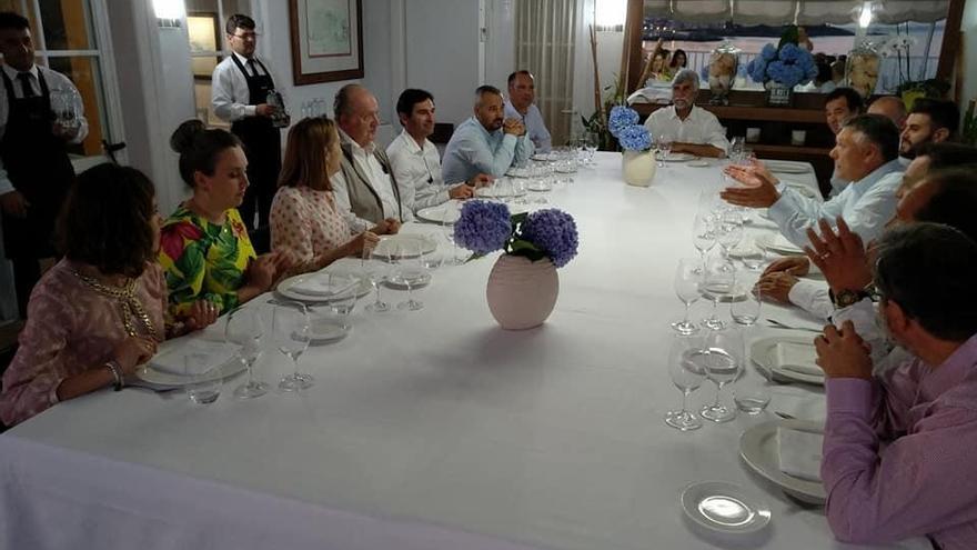 Don Juan Carlos I durante la cena, con Ana Pastor a su derecha.