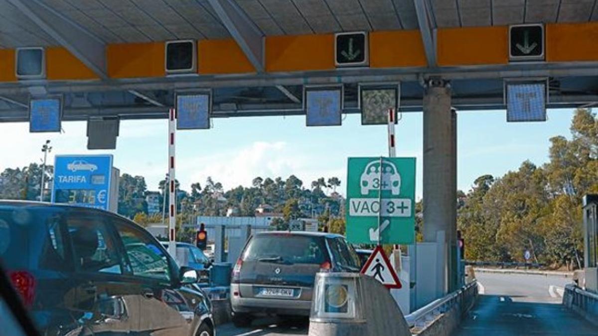 Vehículos en un carril VAO 3+ del peaje de la autopista C-16, la semana pasada.