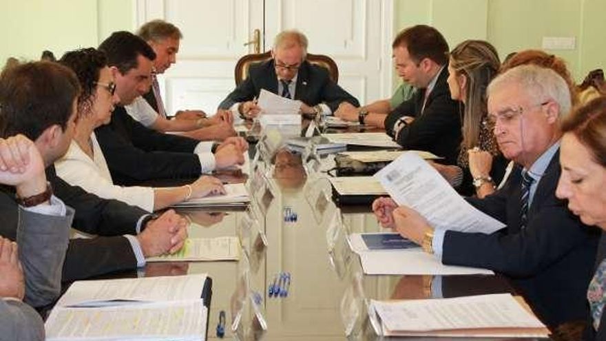 La reunión se celebró en la Subdelegación del Gobierno.