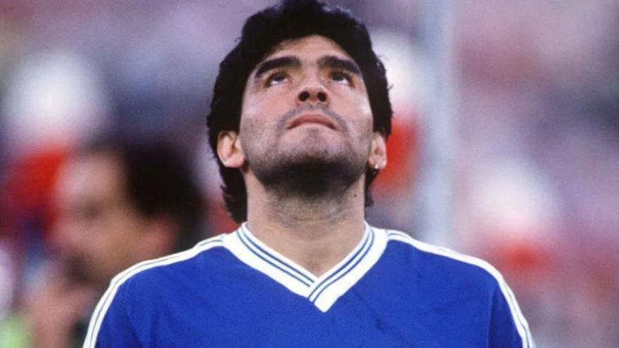 Maradona, un Dios de los pies en el barro