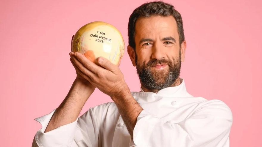 El chef grovense Álvaro Fuentes, del restaurante Meloxeira Praia, con su «sol Repsol».