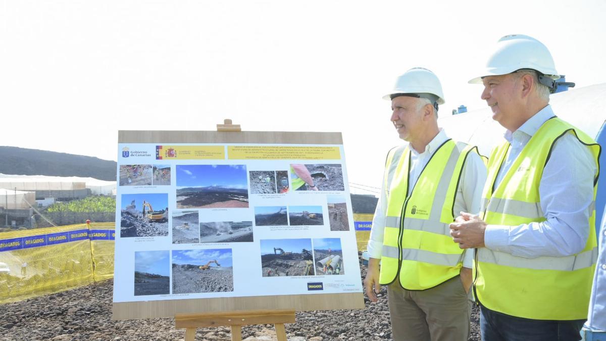 Torres comprueba el avance de la primera fase de la carretera de la costa en La Palma,  que se prevé concluir en abril próximo