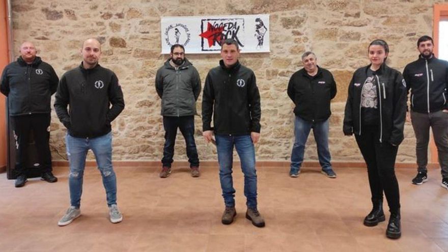 Los miembros de la renovada directiva de Xuventude Bolarqueira,
después de la asamblea celebrada en el centro social de Noceda.
