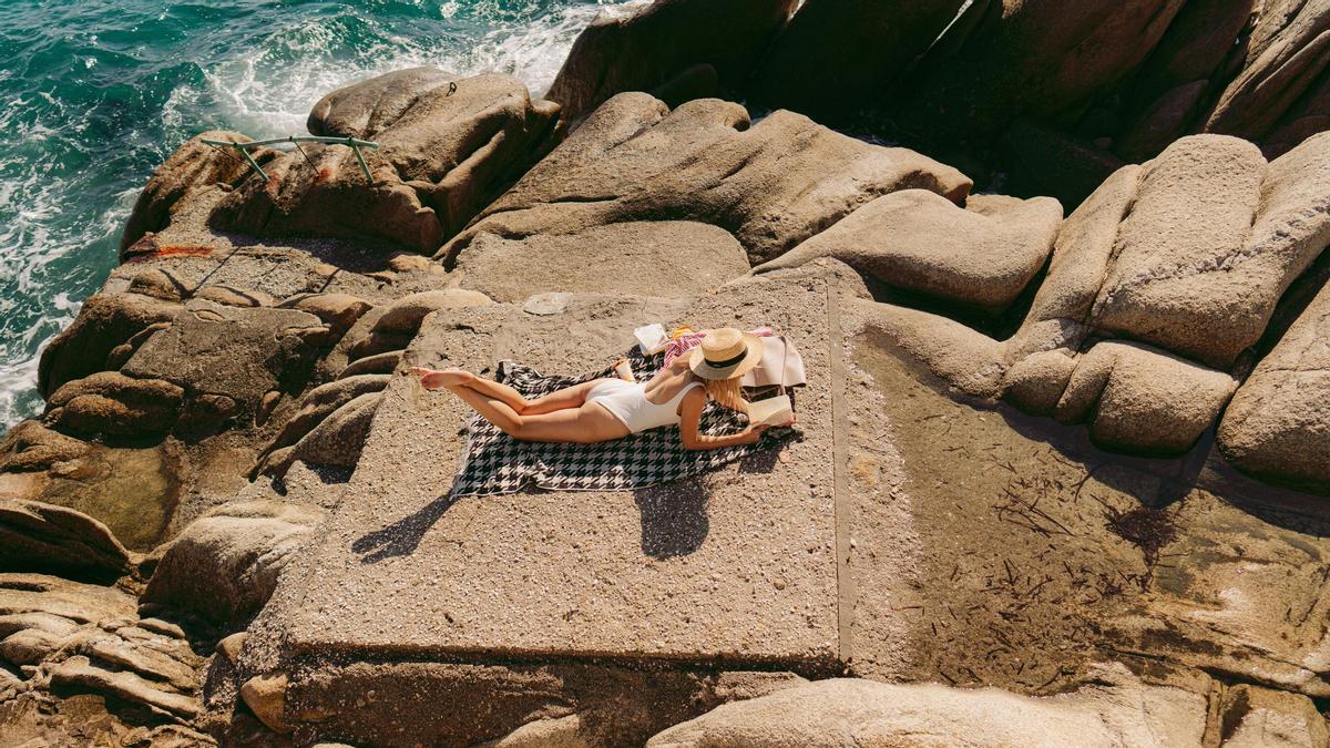 Leer en la playa sienta mucho mejor para los amantes de los libros