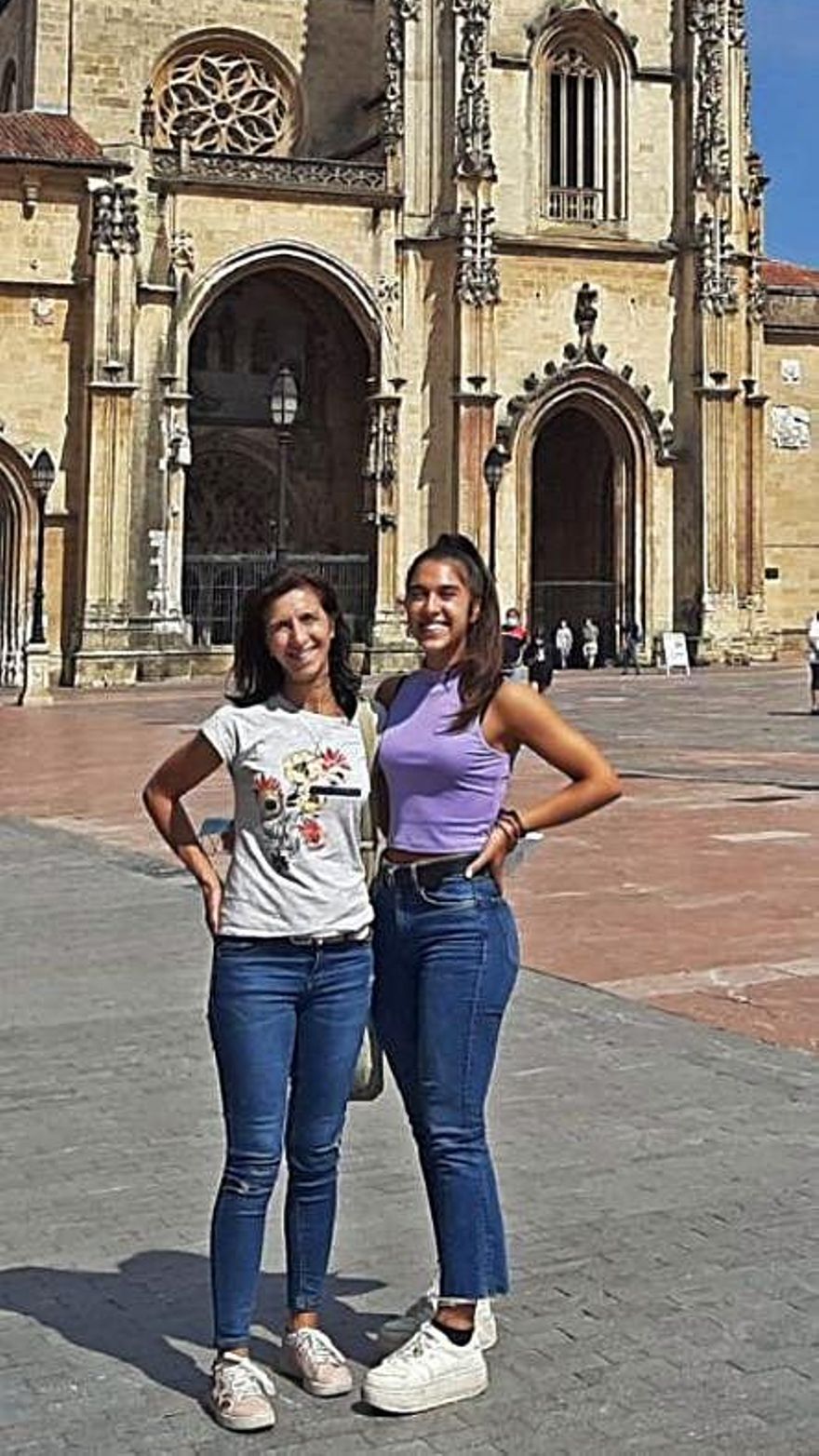 Maica Villarón y Maider Aldunate, madre e hija de Pamplona, ayer, en la plaza de la Catedral. | N. F.