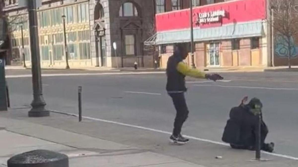 Un instante del vídeo en el que aparece el hombre apuntando al otro con un arma