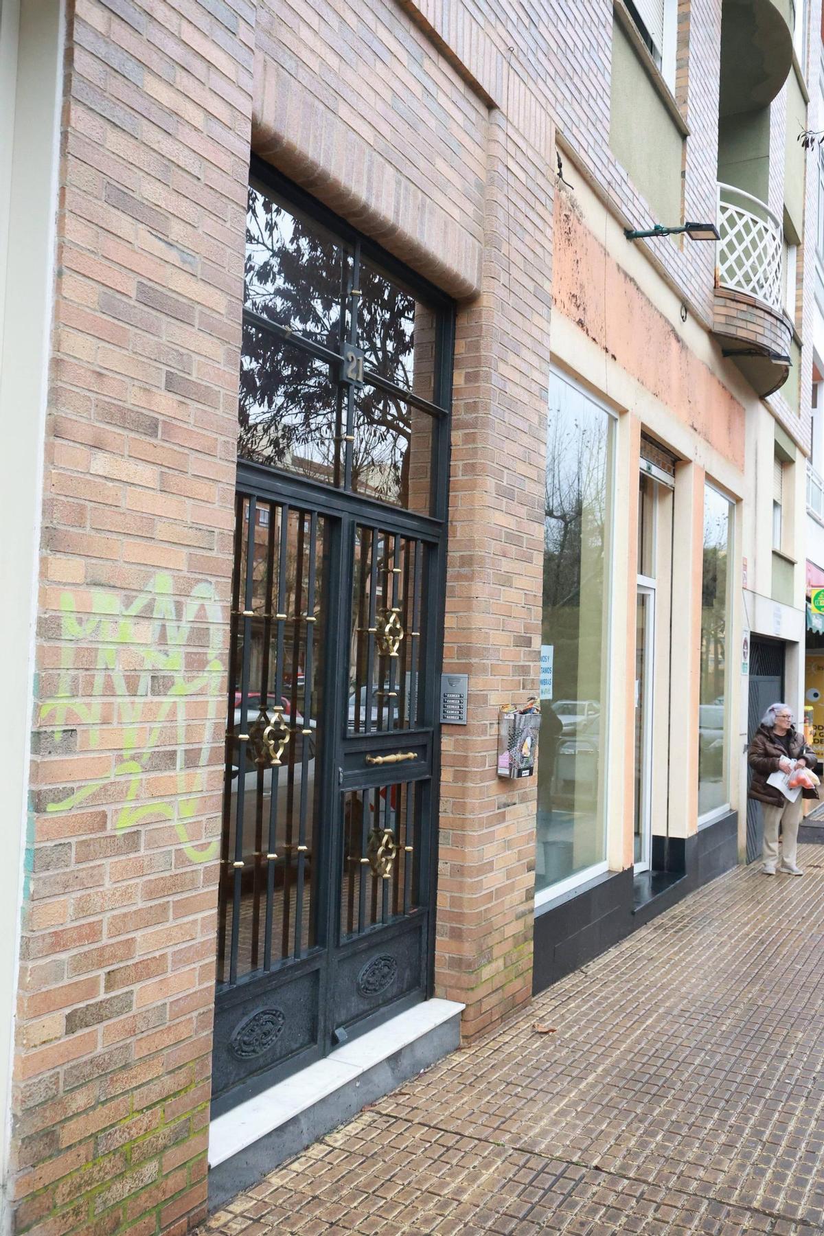 Conmoción en la avenida de París de Cáceres por la muerte de un joven