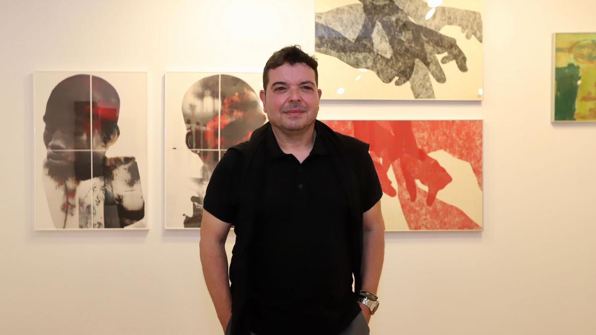 El artista Manuel Moreno Morales, este jueves, durante la inauguración de la muestra.