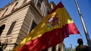 Izado solemne de la bandera nacional en Sevilla.
