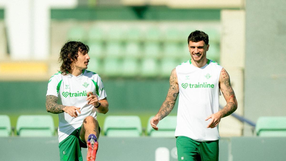 Héctor Bellerín junto a Troy Parrott en el primer entrenamiento del delantero irlandés con el Betis