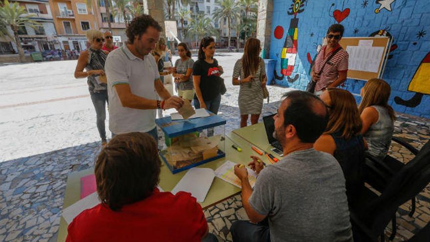 Padres votando en el colegio Ferrández Cruz