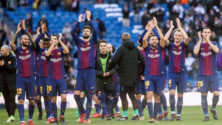 Los jugadores del Barcelona saludan a sus aficionados al finalizar el encuentro.