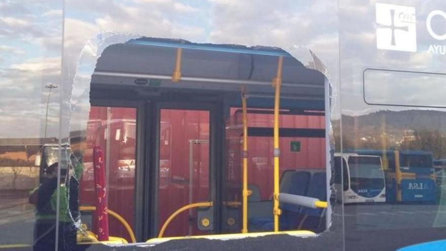 Un autobús urbano con la luna rota tras un ataque durante la huelga de hace cuatro años. | LNE