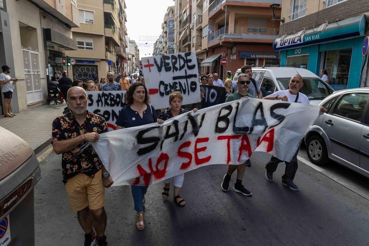 Los vecinos de San Blas claman de nuevo por la tala de árboles en el barrio