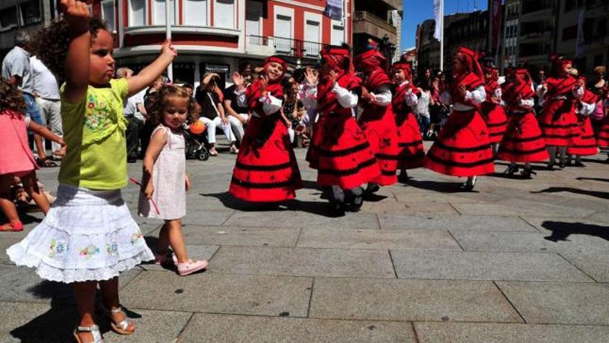 El grupo de gaitas y baile tradicional Embruxo, de Guillán, se encargó ayer del pasacalles matinal por Vilagarcía.  // Iñaki Abella