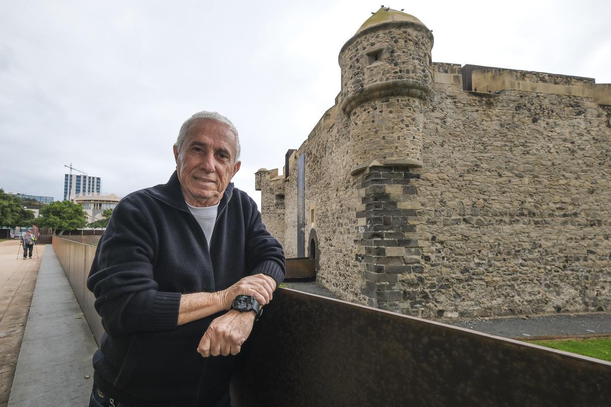 Juan Guingue, cofundador de la comparsa Los Caribe, en el Castillo de La Luz.