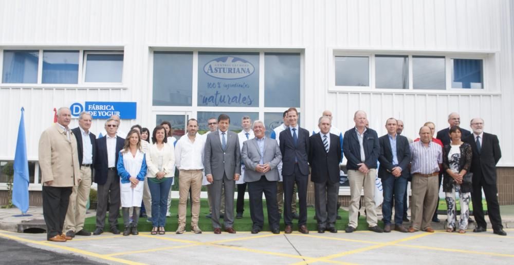 Visita de Javier Fernández a las instalaciones de Central Lechera Asturiana