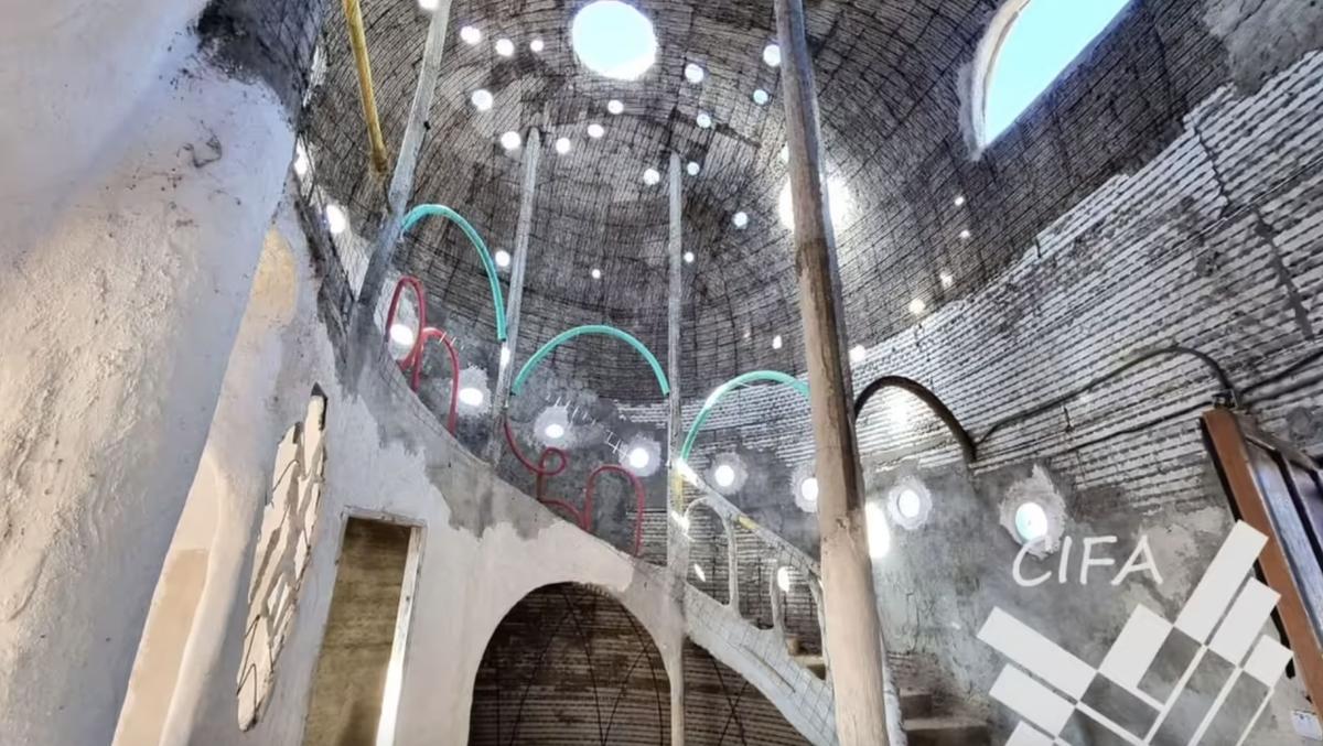 La original escalinata es la seña de identidad del interior de la vivienda