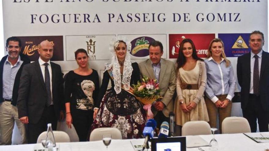 La Bellea y el edil de Fiestas acompañaron a la hoguera en la presentación del proyecto.