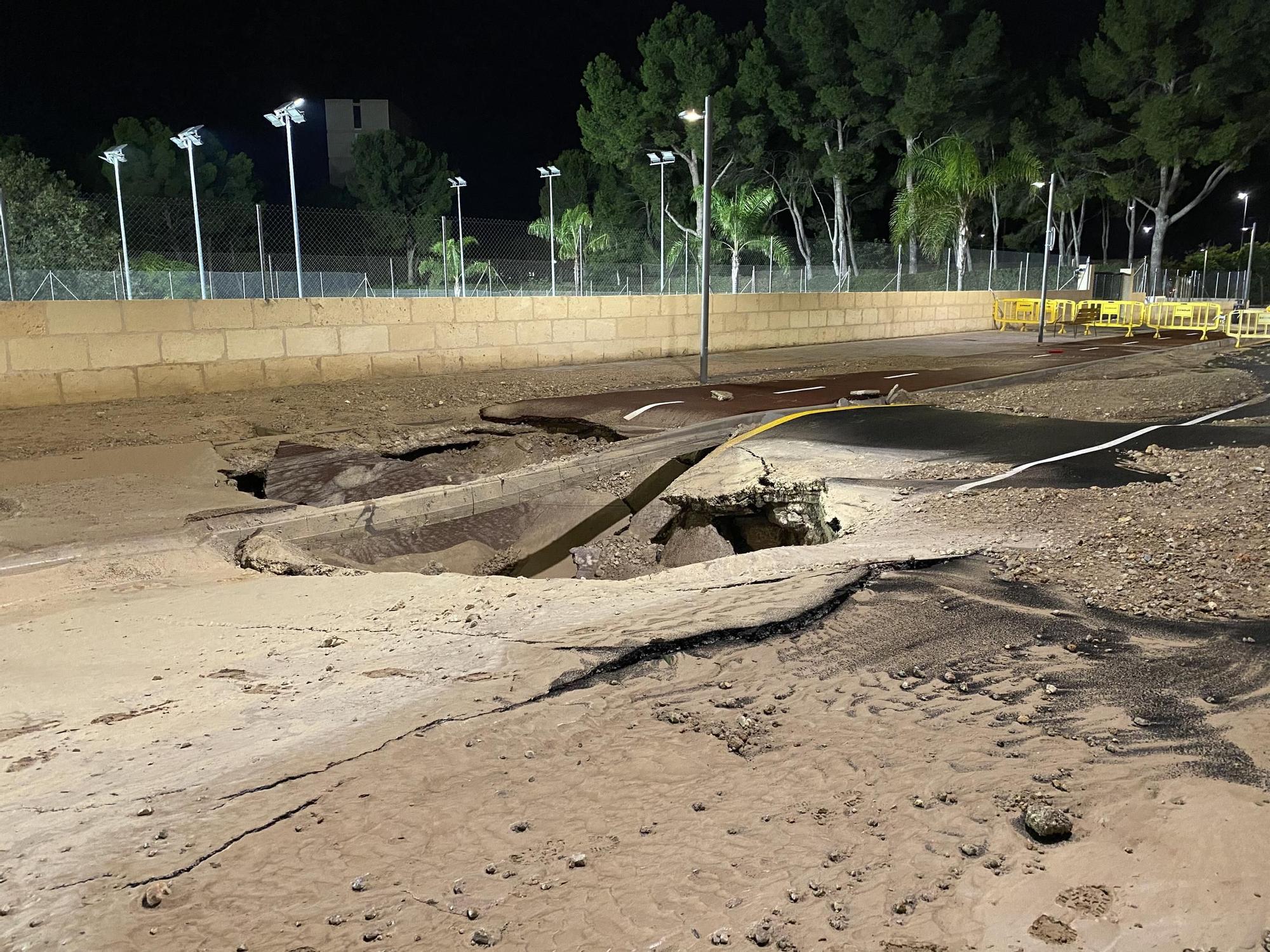 Las fotos del enorme socavón de Camí dels Reis, en Palma, que rompió una tubería y dejó sin agua a cinco barrios