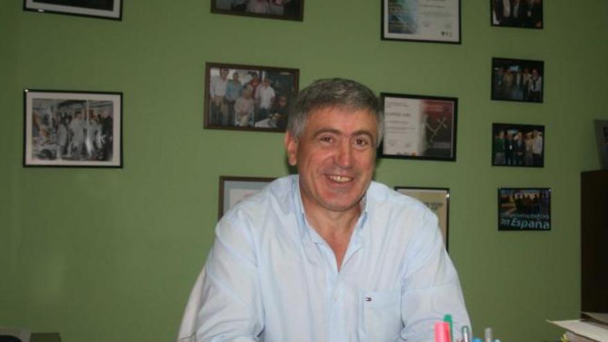 Rafael Solís, en su oficina de Candás.