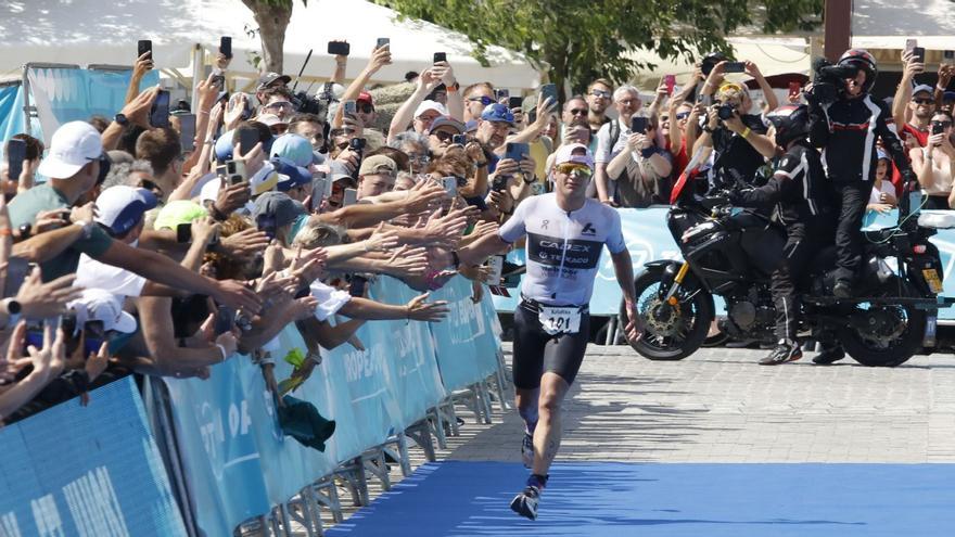 El vigente campeón olímpico de triatlón Kristian Blummenfelt saluda al público llegando en segunda posición a la meta en el puerto de Eivissa.