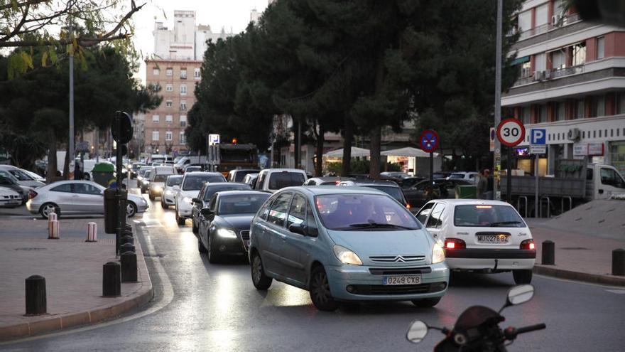 Atascos y colapso de vehículos en las calles del centro de la ciudad de Murcia.